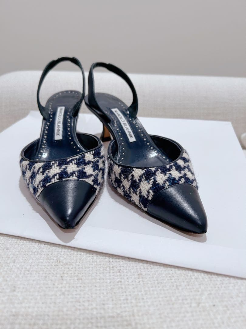 MANOLO BLAHNIKネイビーホワイトチェックバックストラップパンプス