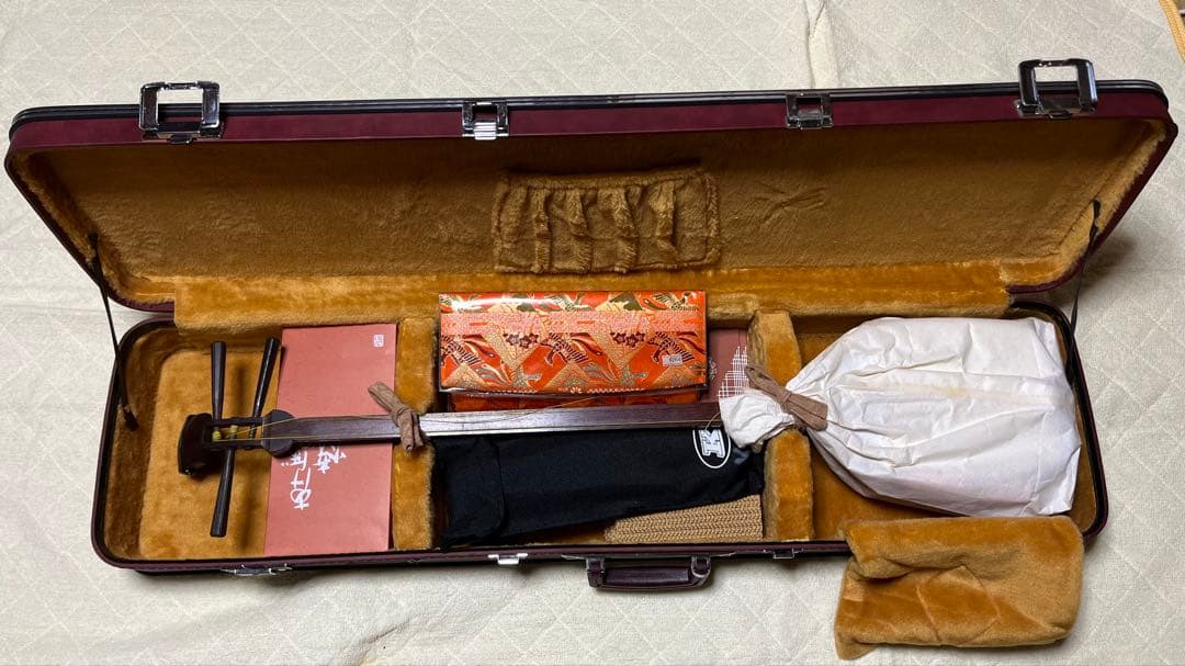 三味線本体【＋赤いケース、その他付属品多数あり】