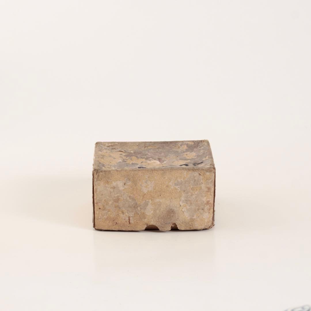 古い ボロボロの 紙箱 古道具 アンティーク オブジェ