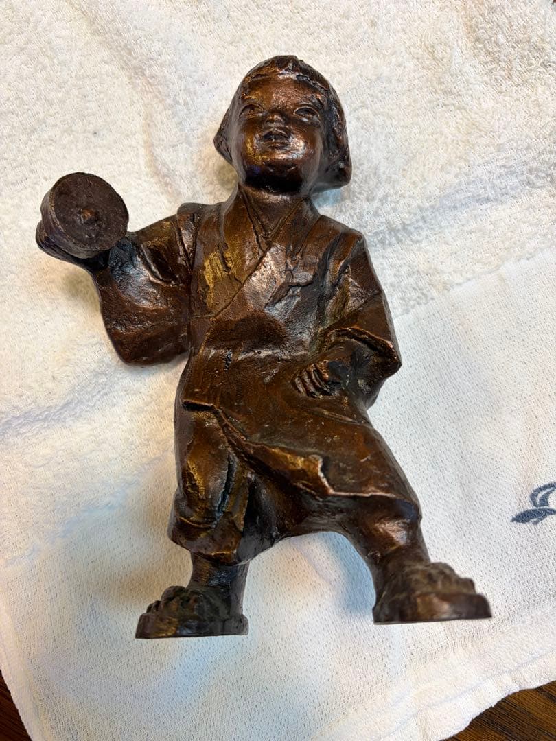 ブロンズ像　駒を回す子供