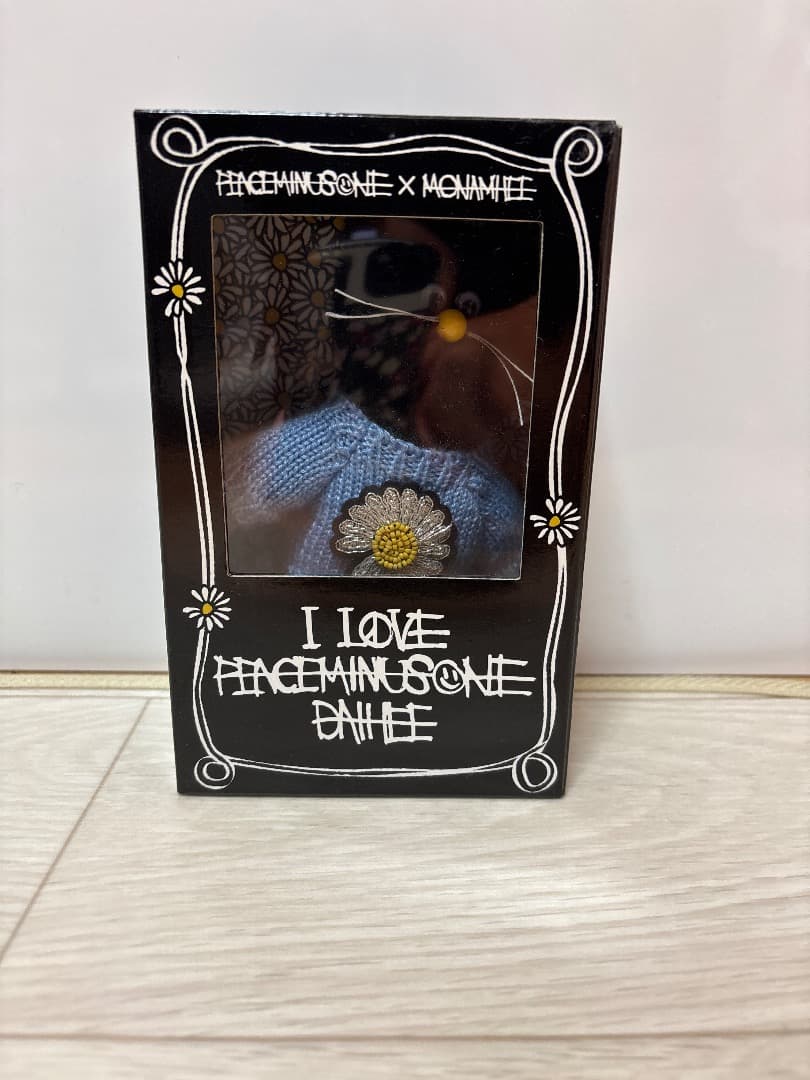 PEACEMINUSONE X MONAMHEE キーホルダー Monamhee x Peaceminusone Daihee Plush Keyring Black Cat with Daisy