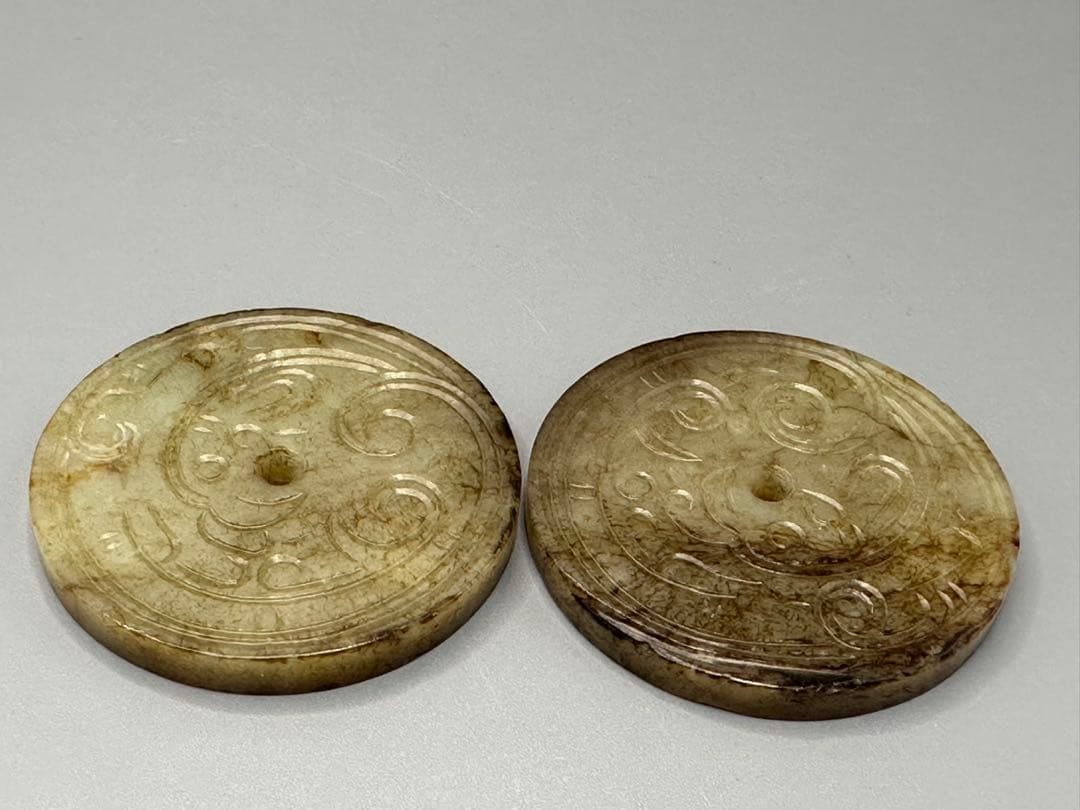 彫刻円盤 2個セット ループタイ　和田玉　古砡　白砡　根付　天然素材 置物骨董 三人のキャラクター 彫刻極上根付天然素材アンティーク骨董飾り物古