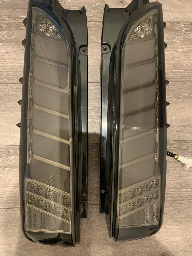 値引きレアハイエース200系LEDテールランプオープニング機能付流れるウィンカー