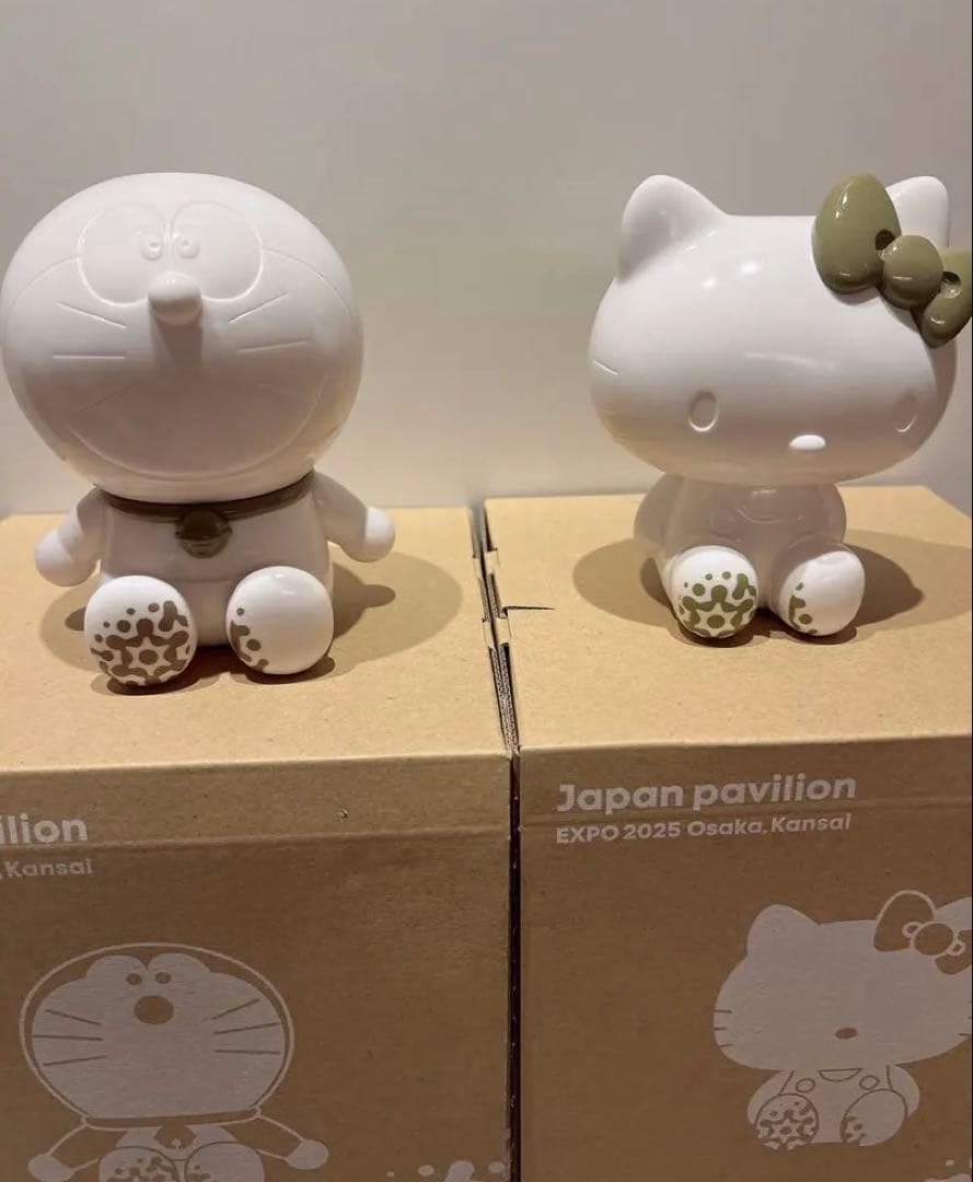 日本館　万博　ドラえもん ハローキティ フィギュアセット　ベアブリック