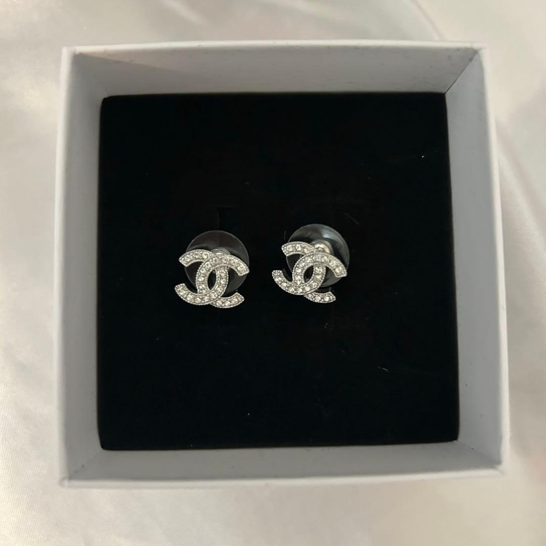 ノベルティ　シルバー ロゴスタッドピアス