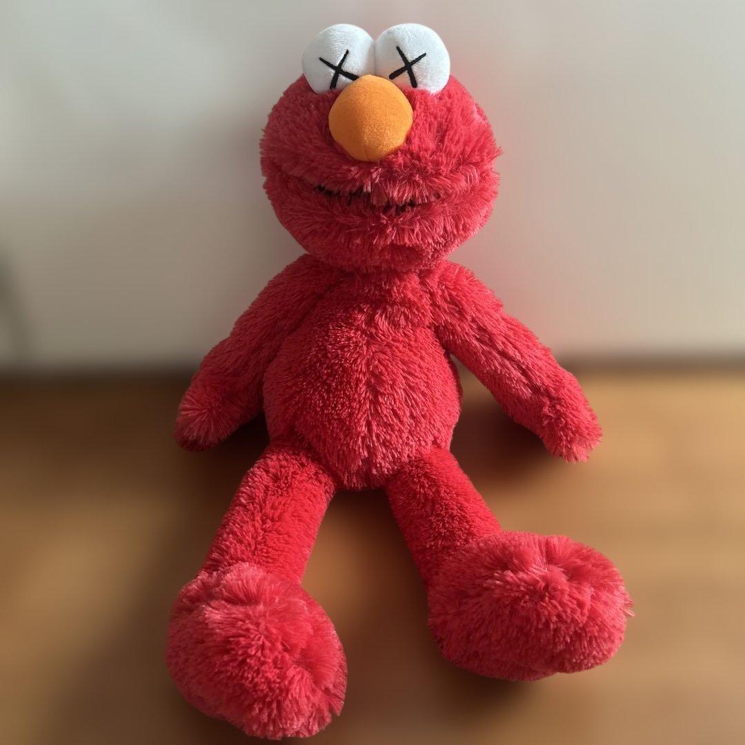KAWS セサミストリート エルモ ぬいぐるみ - メルカリ