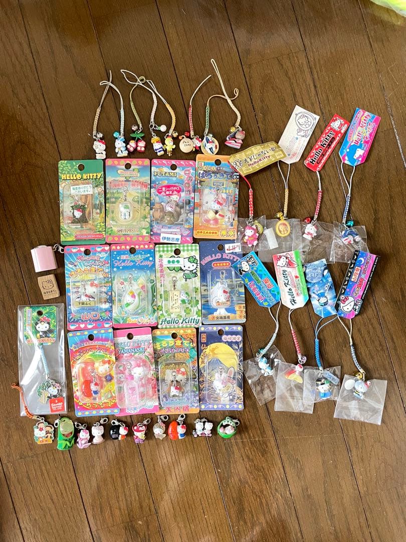 ご当地ハローキティ　ストラップ、根付け、チャーム　40個