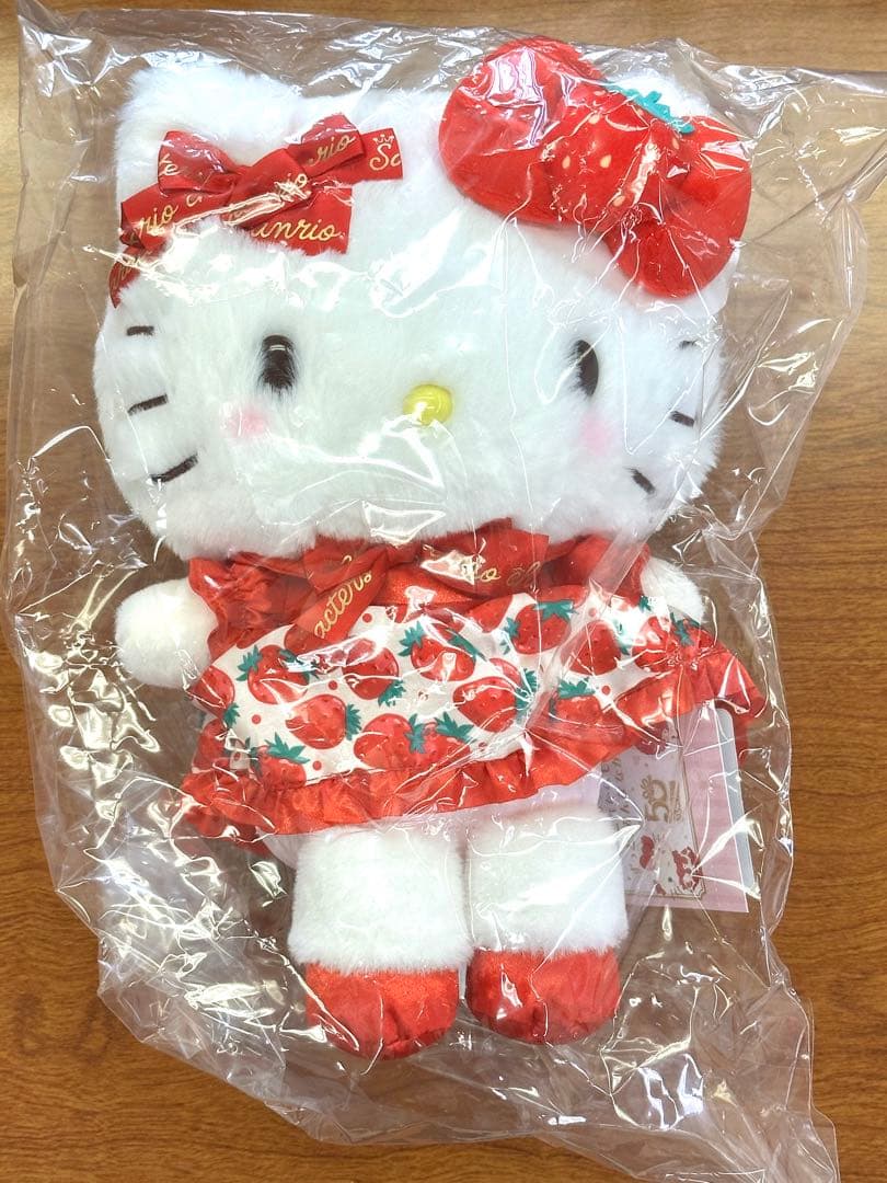 サンリオ ハローキティ ぬいぐるみ いちご新聞50周年 - メルカリ