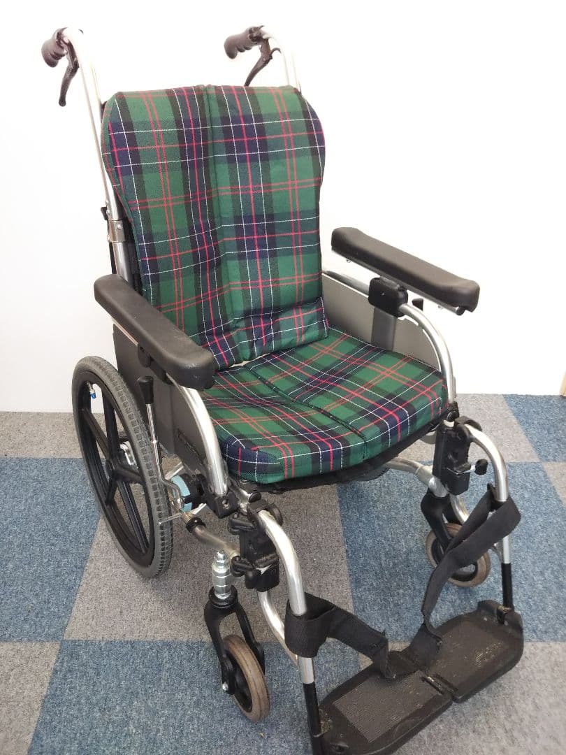 ((超美品送料無料)) 軽量コンパクト折りたたみ車いす