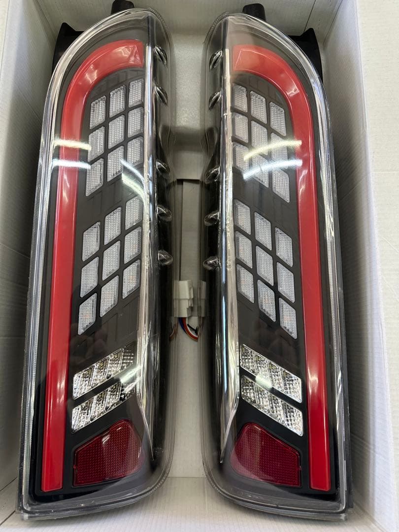 ハイエースLEDテールレンズ