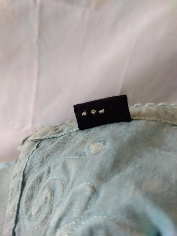 お*ン様 【新品】45R ブラウス サイズL 胸元・背中は刺繍 襟・袖は