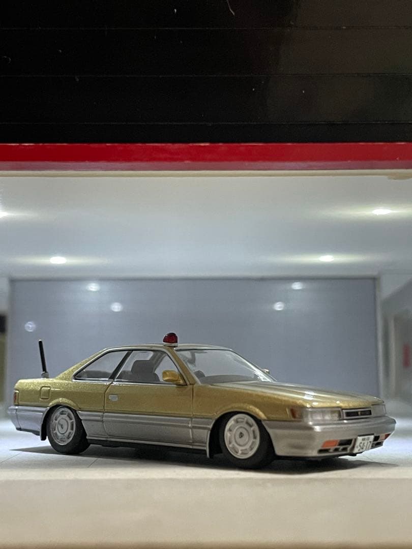 素人改造　1/64　帰ってきたあぶない刑事　ニッサン　レパード　アルティマ