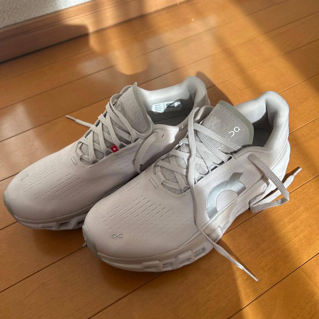 「ぺんぺん」On Cloudmonster2 ホワイト 25cm