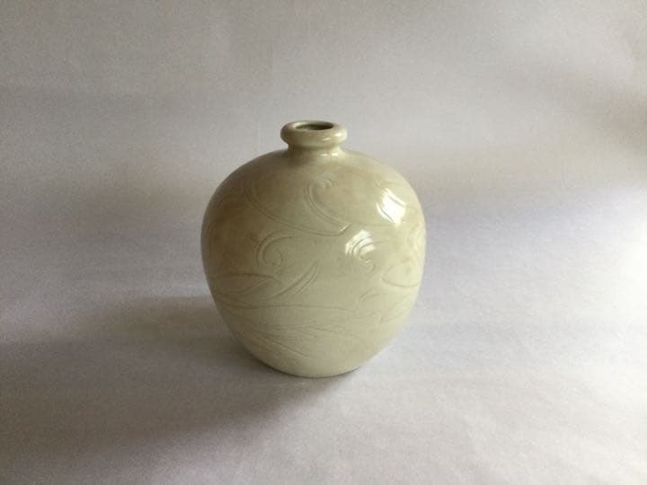 明　白磁　線彫　壺