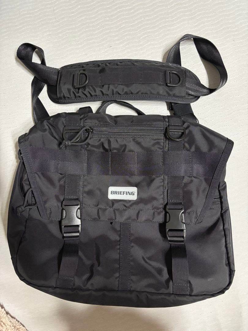 【美品】BRIEFING×new balance コラボメッセンジャーバッグ BRIEFINGとNew Balance】ダブルネームのコラボバッグがアツい