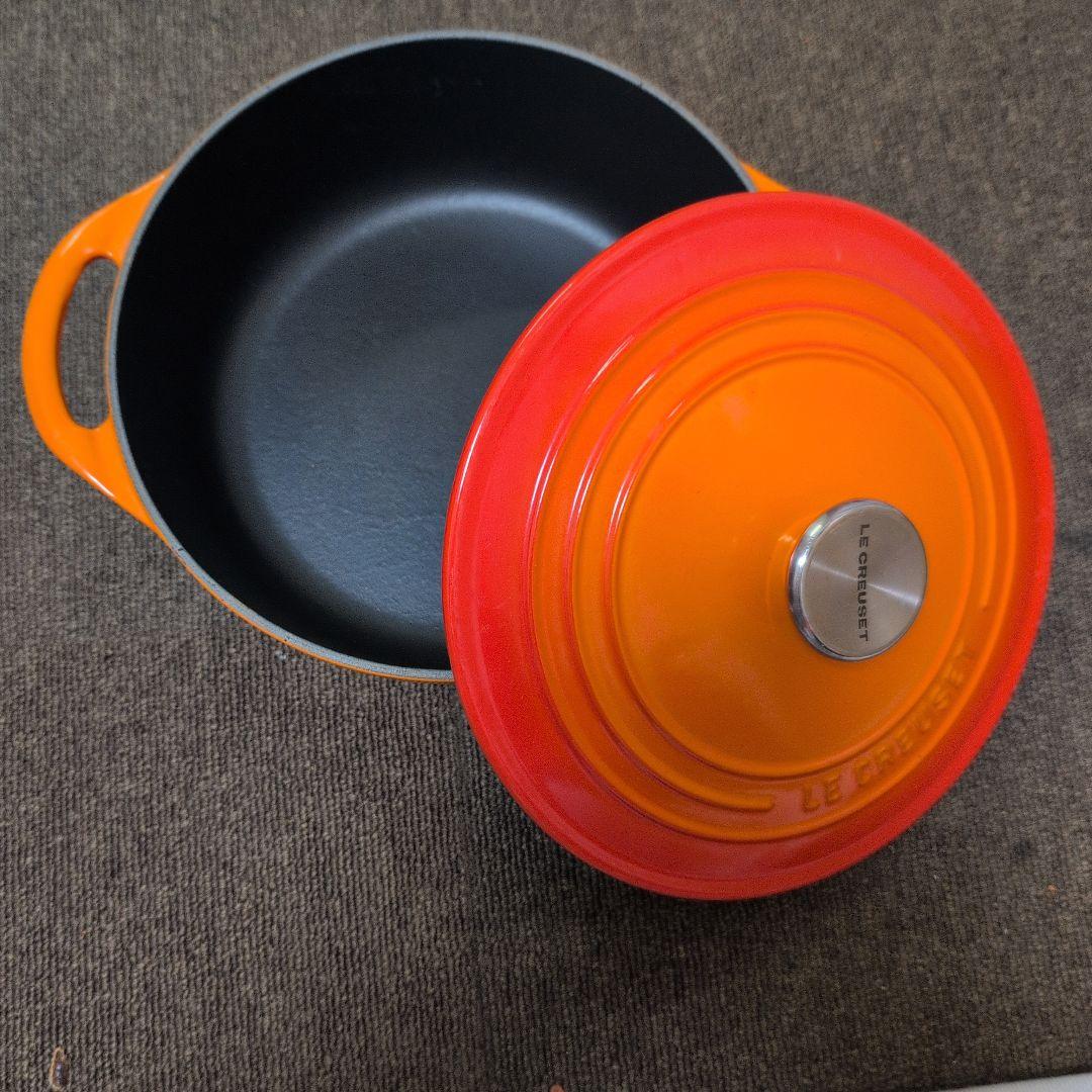 LE CREUSET 鋳鉄製 22センチ鍋 人気カラーオレンジ - メルカリ