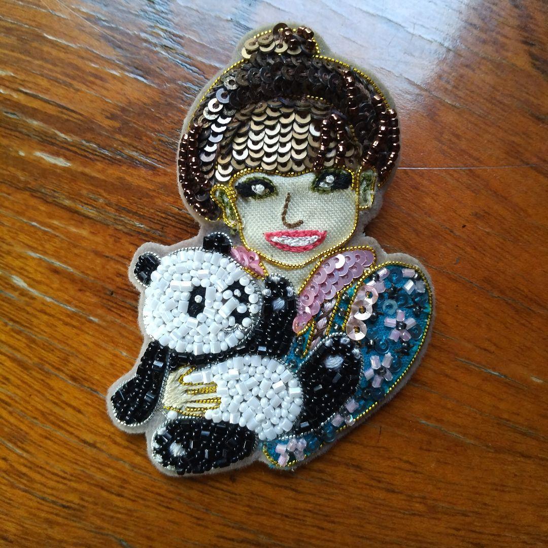 黒柳徹子(田川啓二作)ビーズ刺繍ブローチ - メルカリ