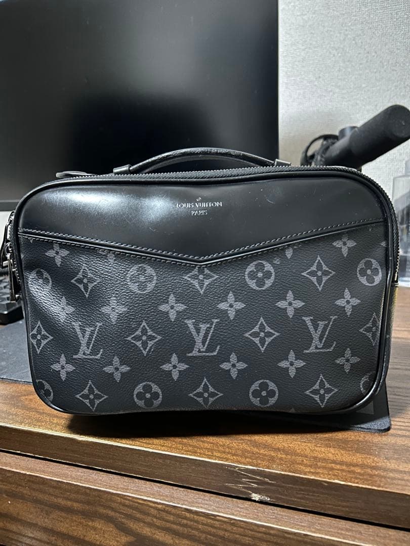 鳥ちゃんLouis Vuitton ブラック ボディバッグM42906