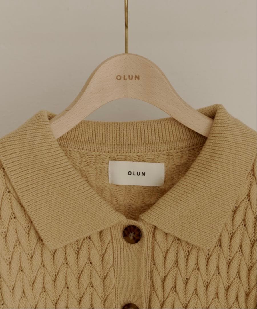 OLUN ケーブルニットシャツ ベージュ 新品タグ付き - メルカリ