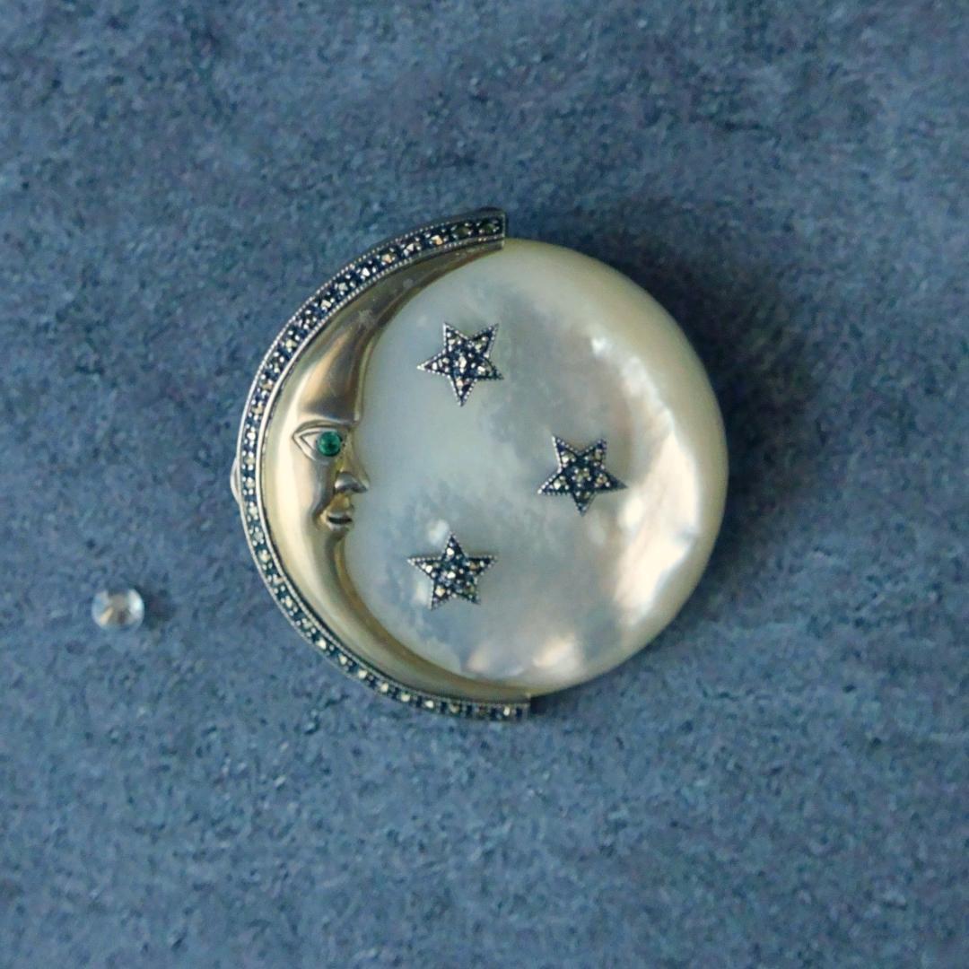 アメリカンヴィンテージ マザーオブパール エメラルドの瞳を持つ月 ブローチ 希少 1950's Silver Glass Marcasite Swallow Brooch（1950年代 シルバー