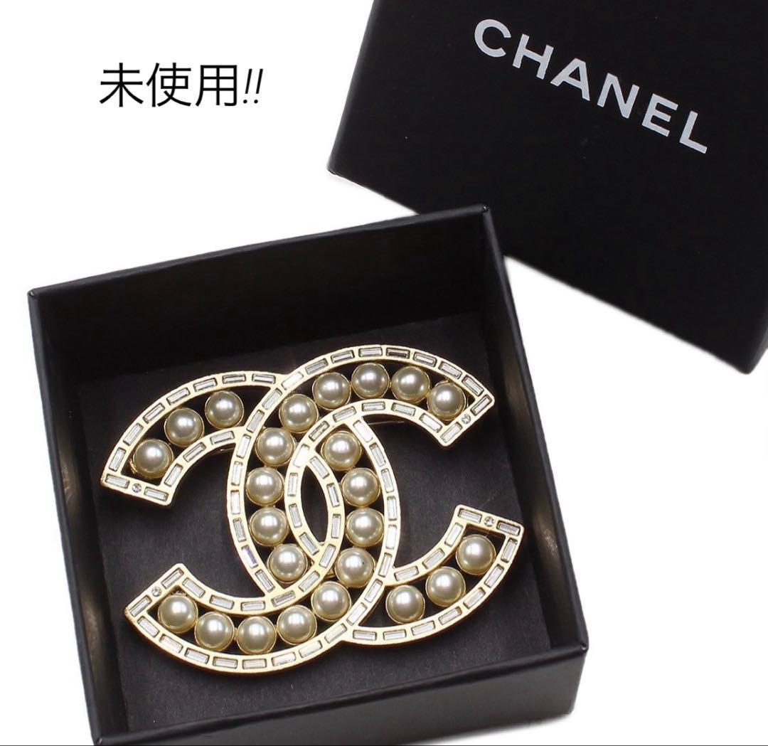 R2336 未使用 シャネル ココマーク フェイクパール×ラインストーンブローチ CHANEL（シャネル） （新品・未使用品）シャネル ココマーク ライン