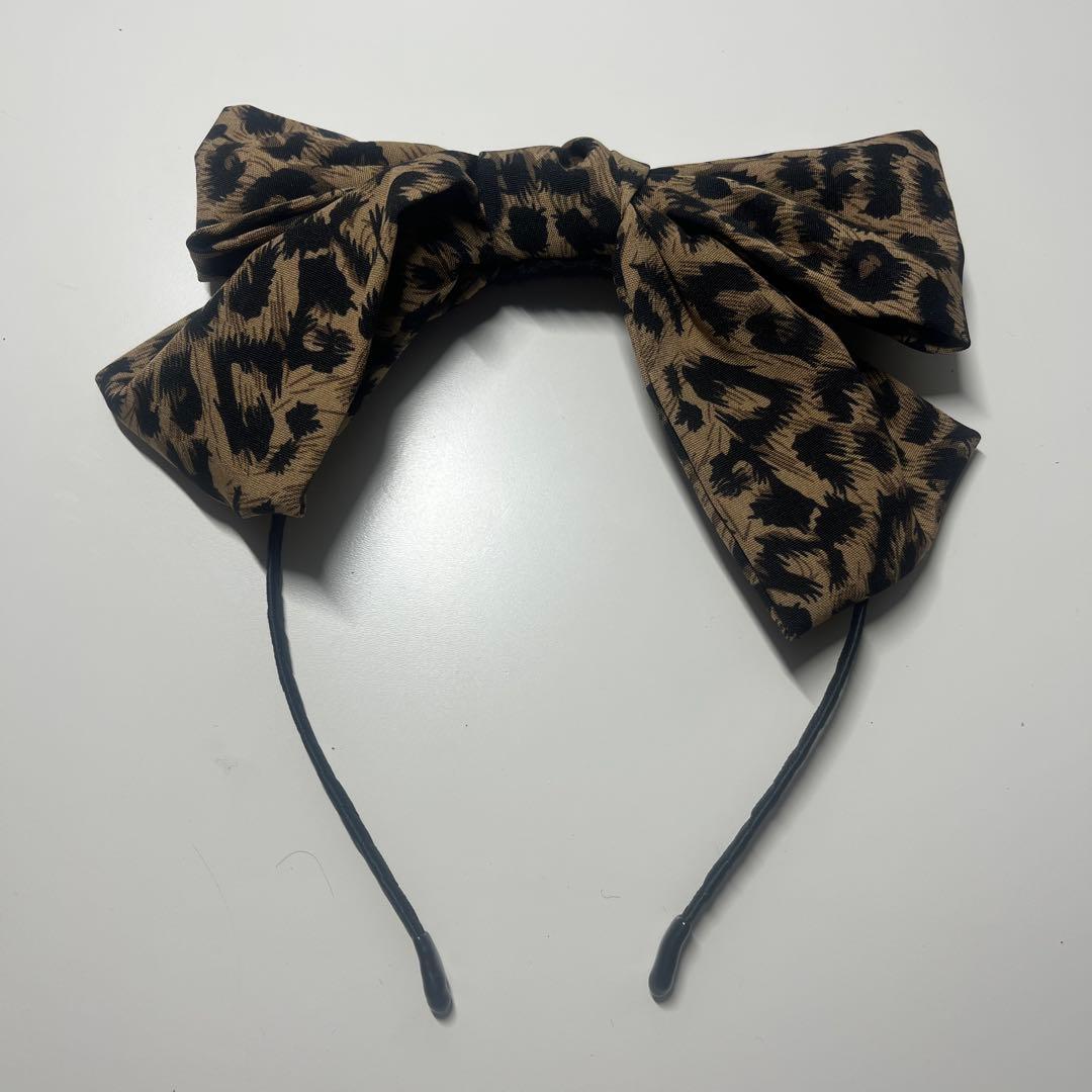 ヒョウ柄リボンカチューシャ - メルカリ