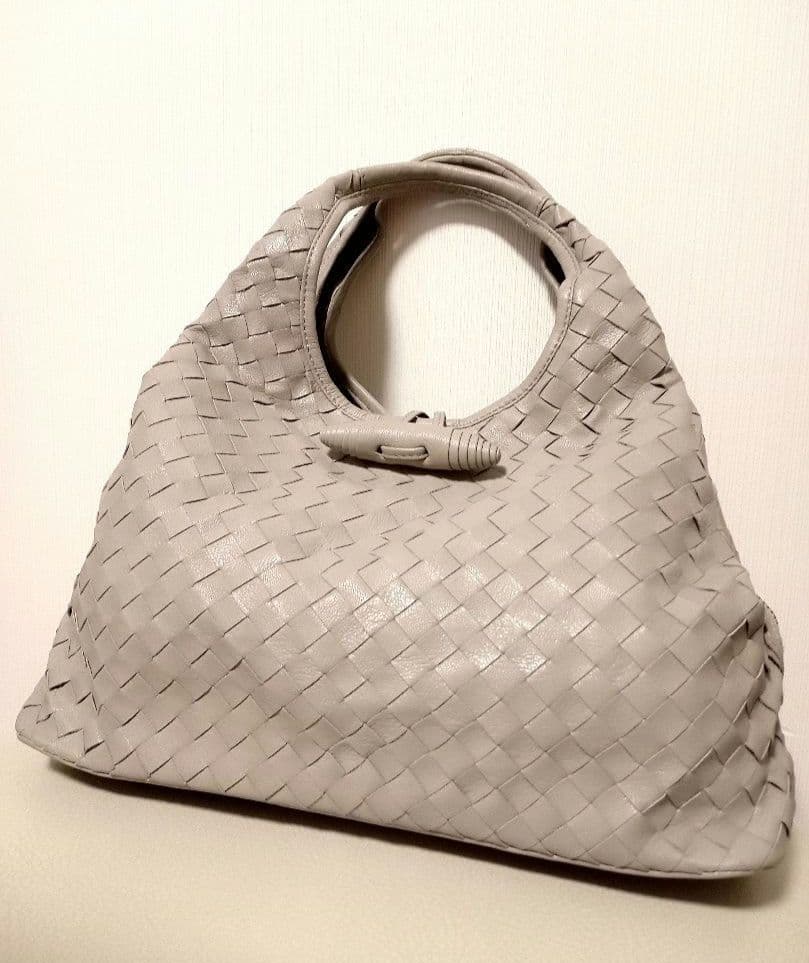 イントレチャート ショルダーバッグ 本革 / ゴート山羊革　グレージュ 肩掛け◎