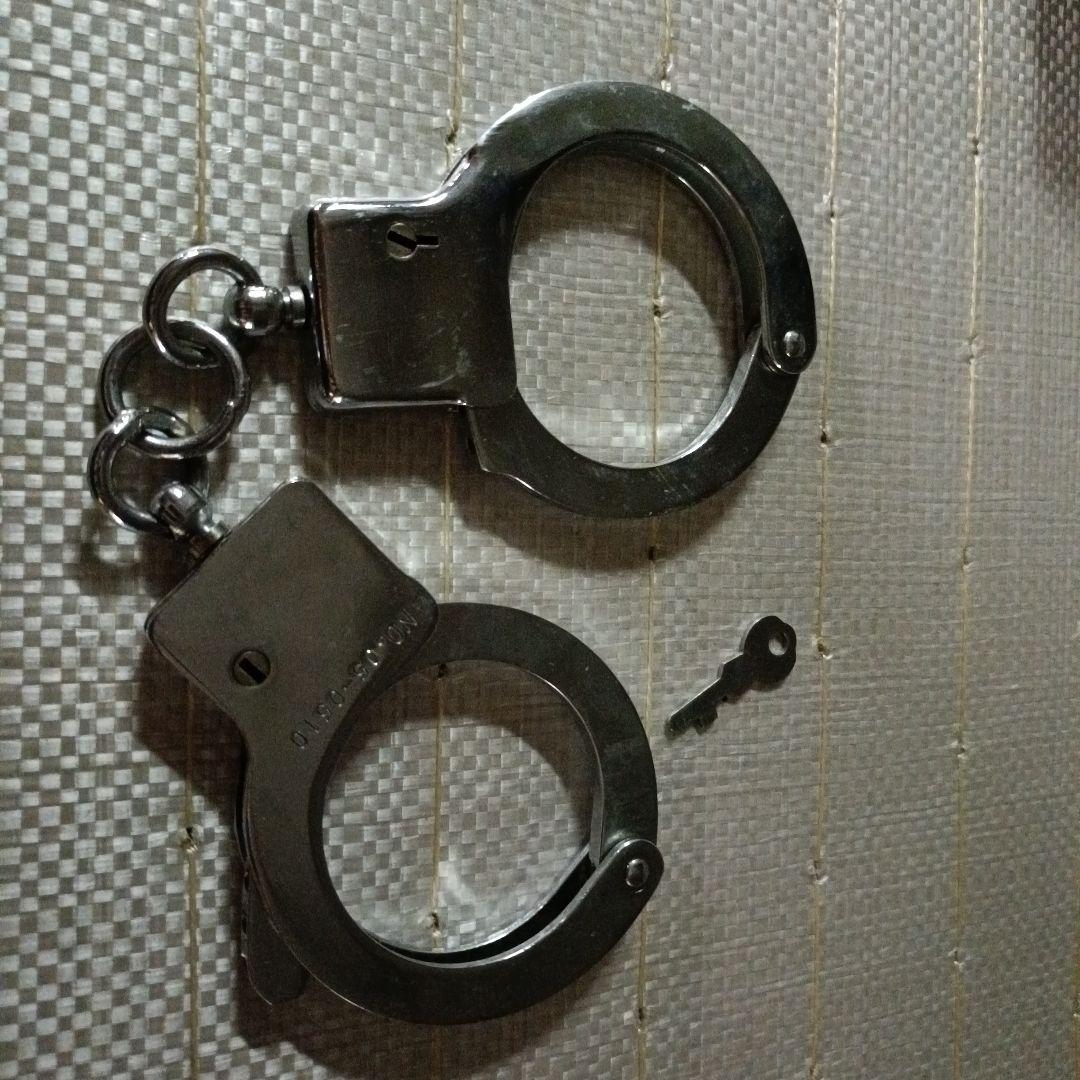 金属製手錠 鍵付き シルバー仕上げ