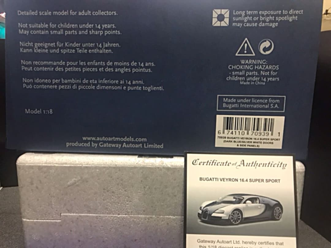 オートアート ブガッティ ヴェイロン ダークブルー/シルバー シリアル