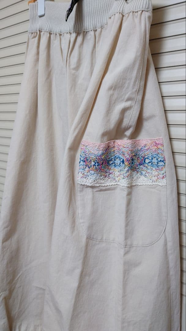 専用です。新品未使用　エムアンドキョウコ　素敵な刺繍ポケットのフレアスカート