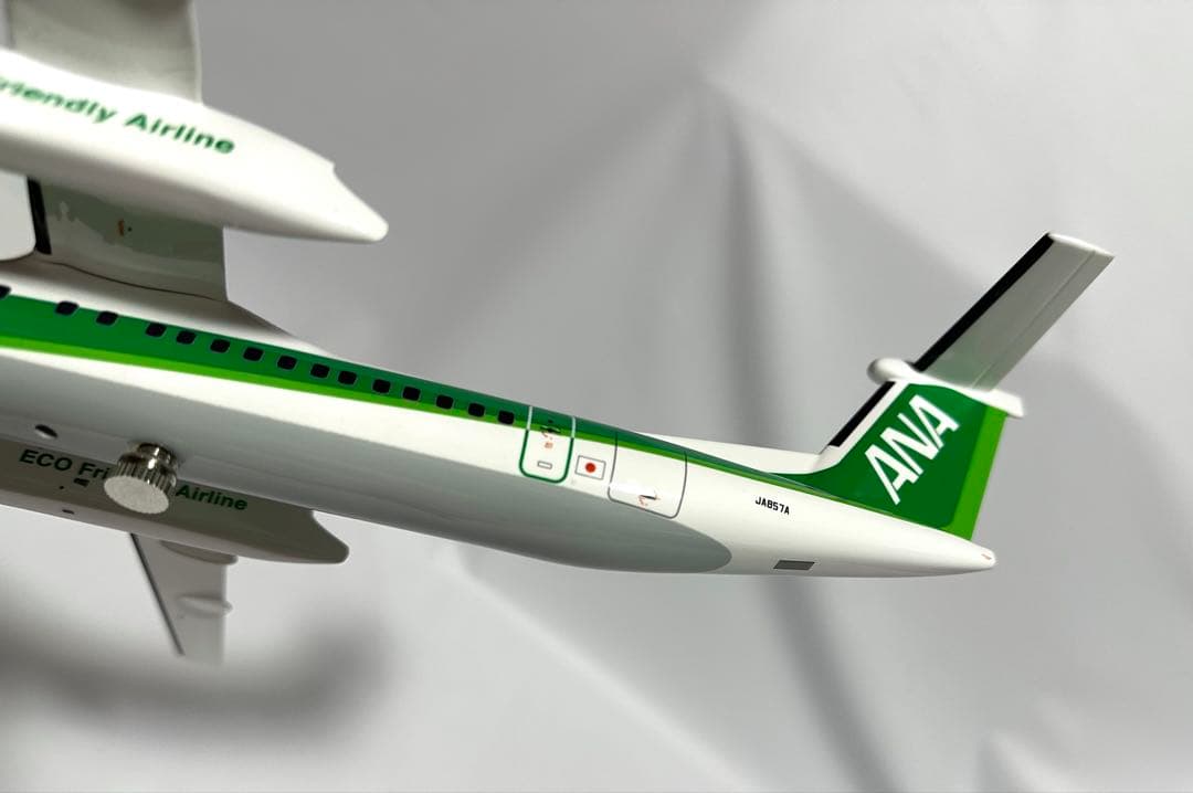全日空商事 1/100 ANA DHC-8-400 NH11013 台座付き - メルカリ