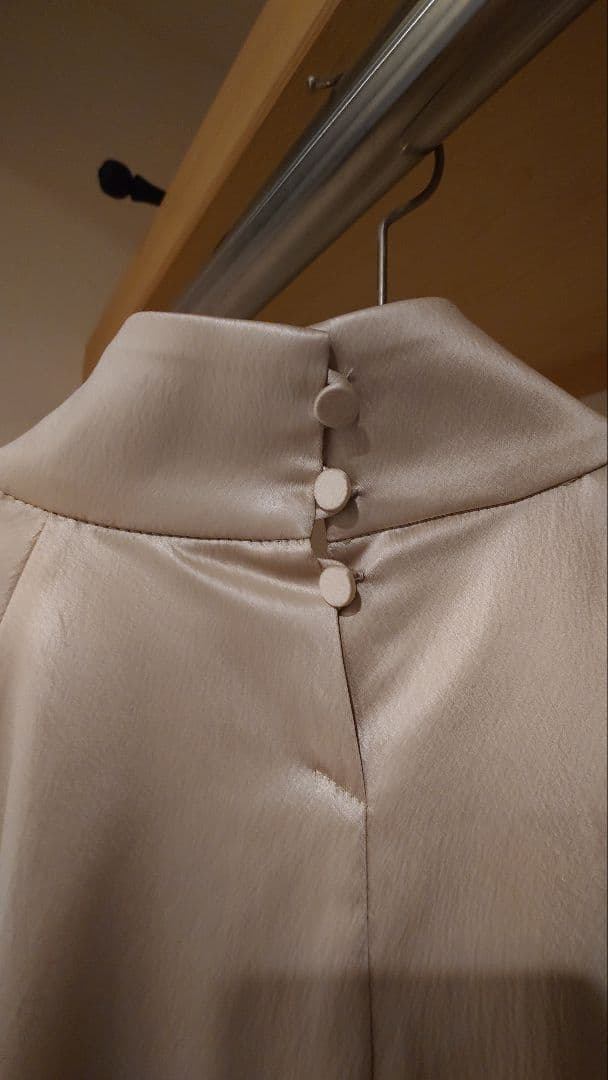 support surface シャンパンゴールド ブラウス - メルカリ