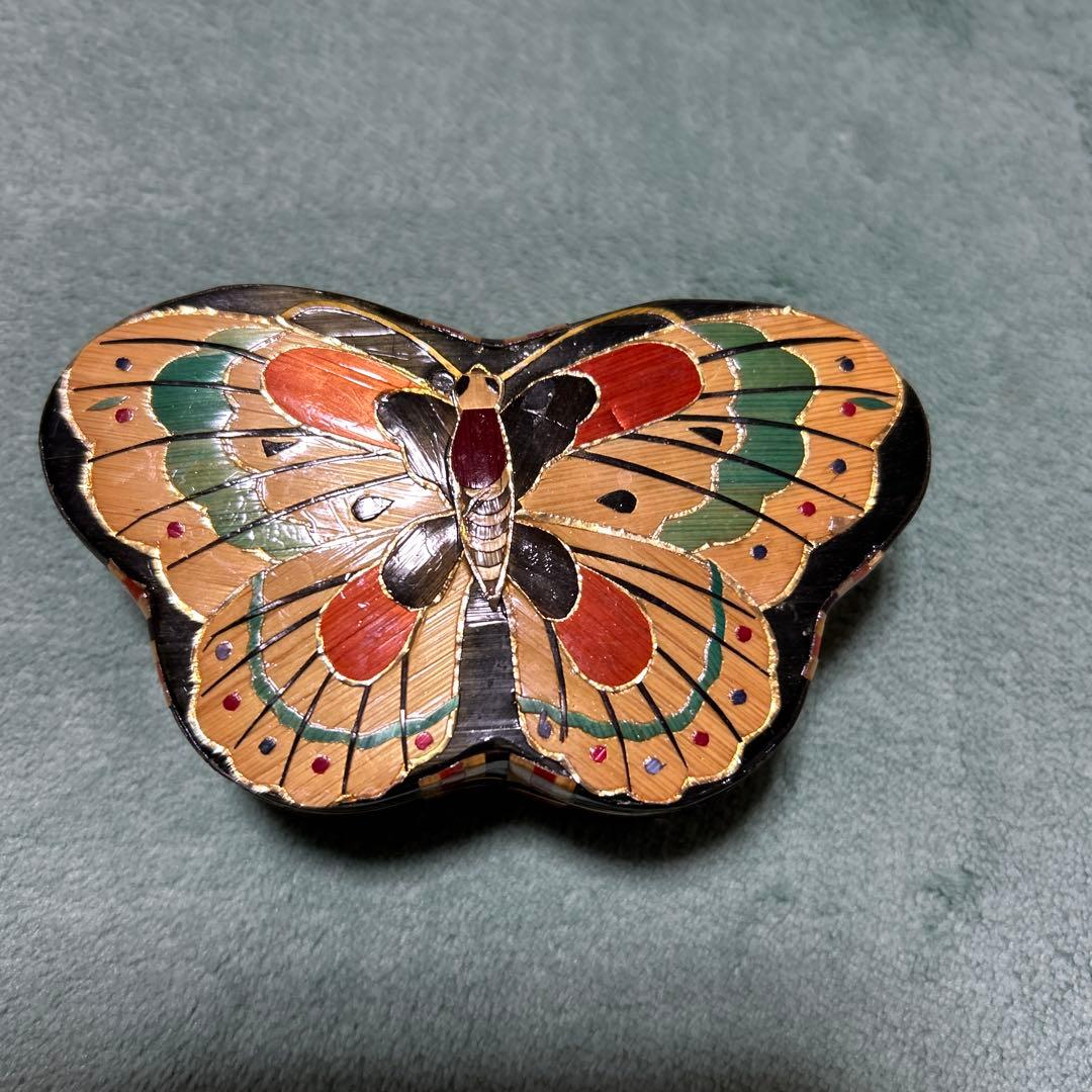 ヴィンテージ蝶の形のアンティーク小物入れ - メルカリ