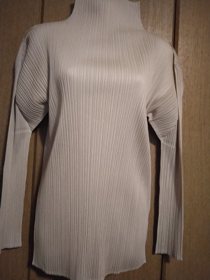 ➕本日特別買い得再々値下げ‼️➕プリーツプリーズハイネックトップス➕素材表示札無 楽天市場】ハイネック プリーツプリーズの通販