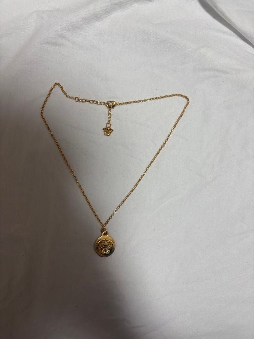 VERSACE メダル型ペンダントネックレス