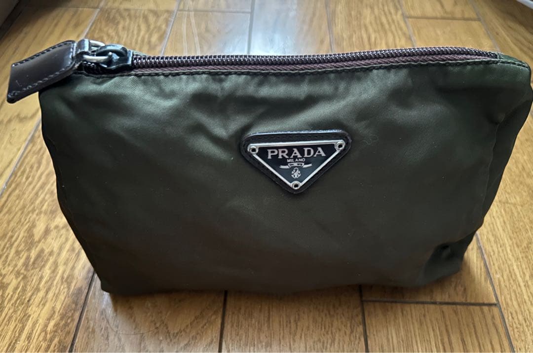 美品　PRADA ナイロンポーチ　三角ロゴ カーキ 小物入れ 化粧ポーチ PRADA プラダ ポーチ 三角ロゴ ナイロン カーキ 小物入れ カード、袋