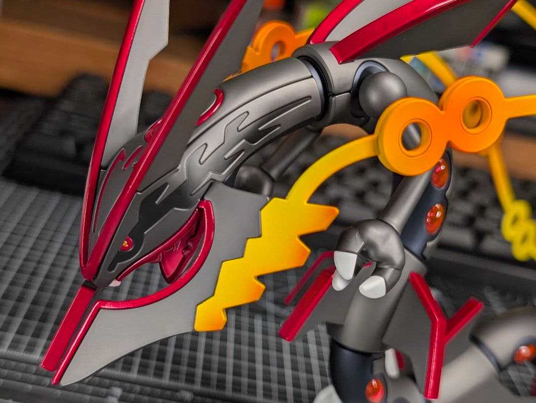 黒いメガレックウザ 全塗装 完成品 ポケプラ - メルカリ