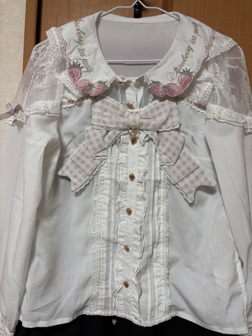 ストロベリー刺繍ブラウス リズリサ