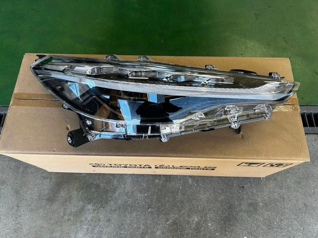 トヨタ カローラクロス ZVG11 右ヘッドライトassy