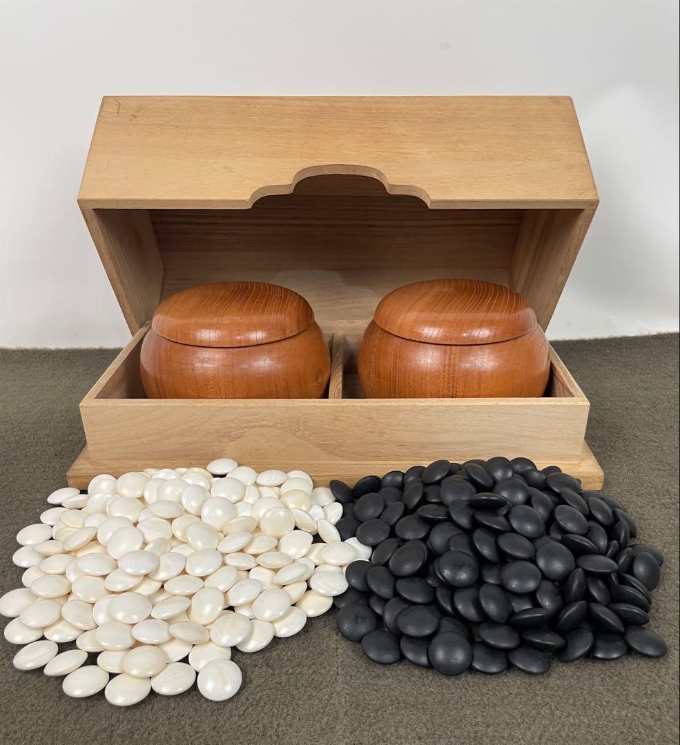 囲碁 蛤碁石 那智黒石 34号 35号 碁石 碁笥 桐箱 セット 蛤碁石 那智黒 碁笥セット 30号相当 厚み約8mm 白180 黒181 - メルカリ