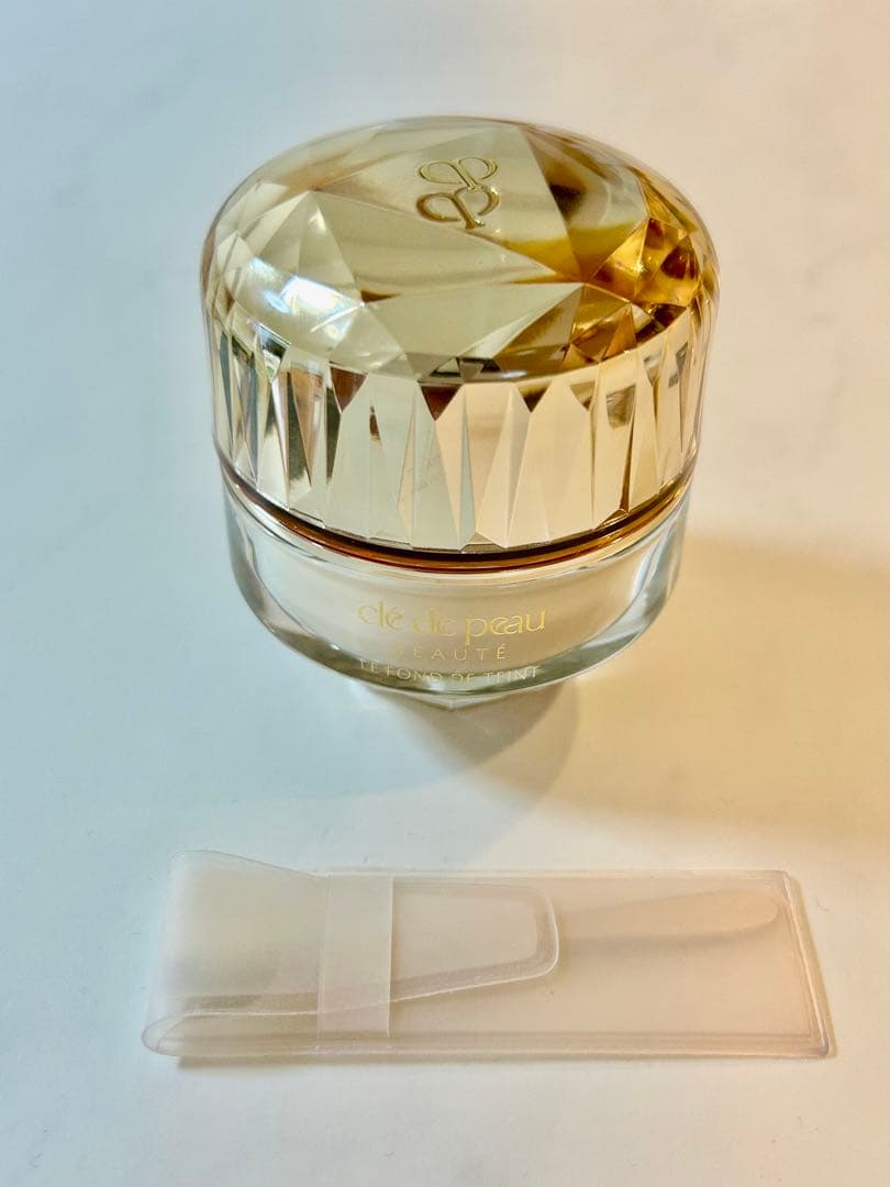 あほい　クレ・ド・ポー・ボーテ　ル・フォンドゥタン n ベージュオークル