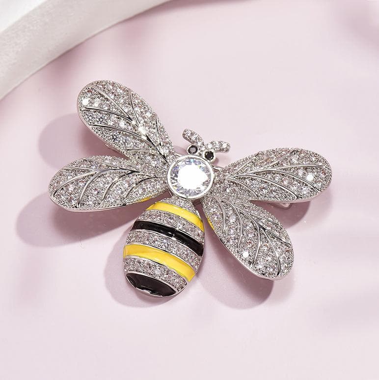 クリスタル蜂型ブローチ - メルカリ