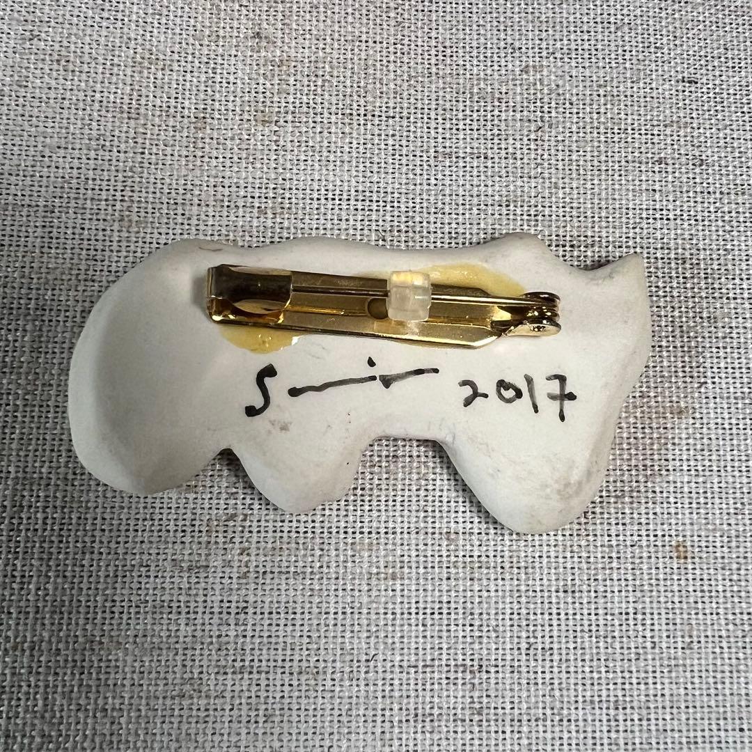 陶器製猫ブローチ 2017年製 小菅幸子 - メルカリ