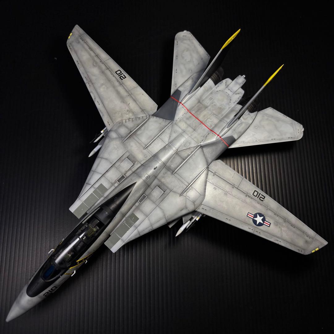 F-14A トムキャット ハイビジ 1/72プラモデル 完成品