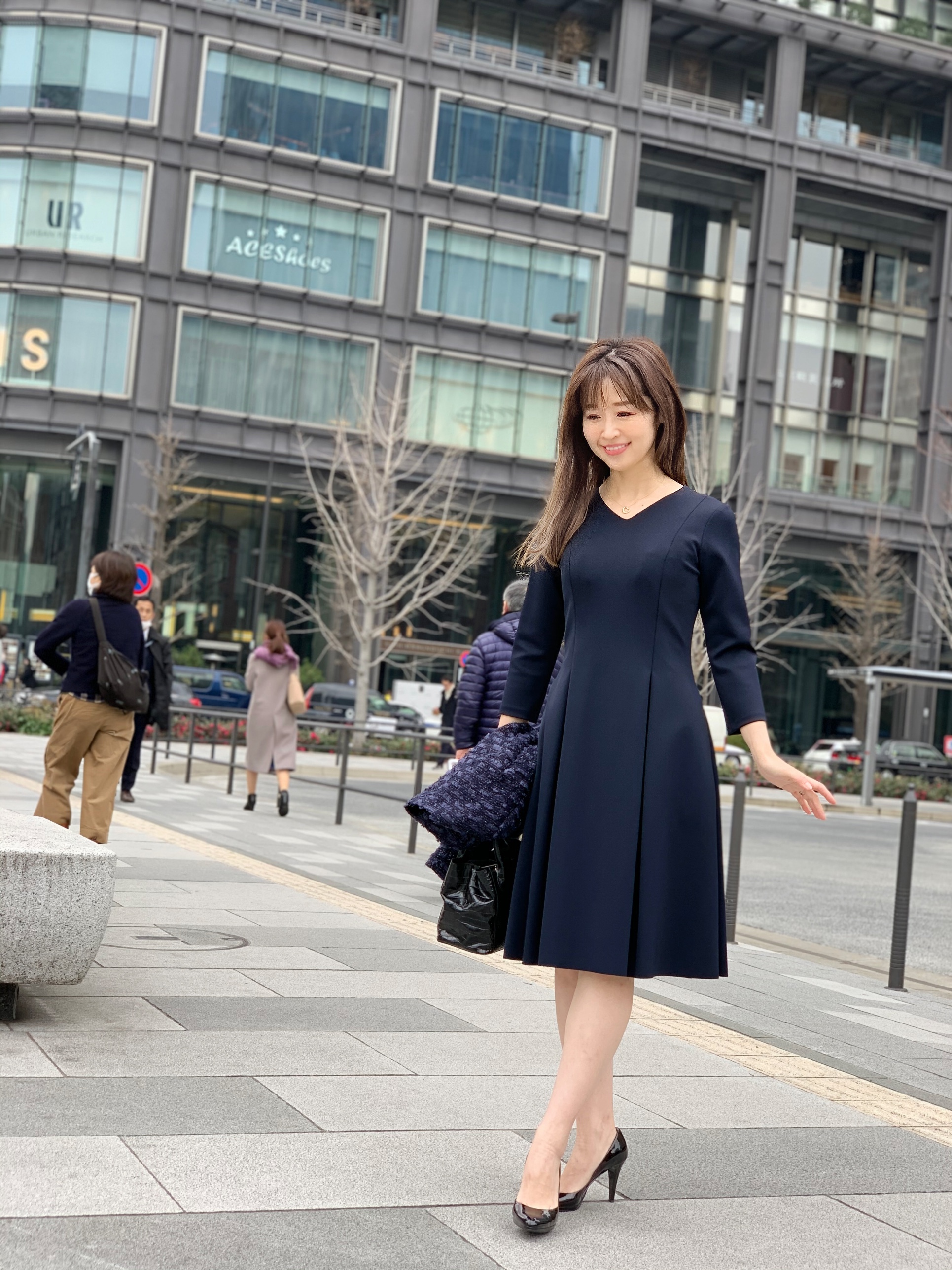 オケージョンシーズンには華やかなネイビーコーディネートを。 | m-i-d