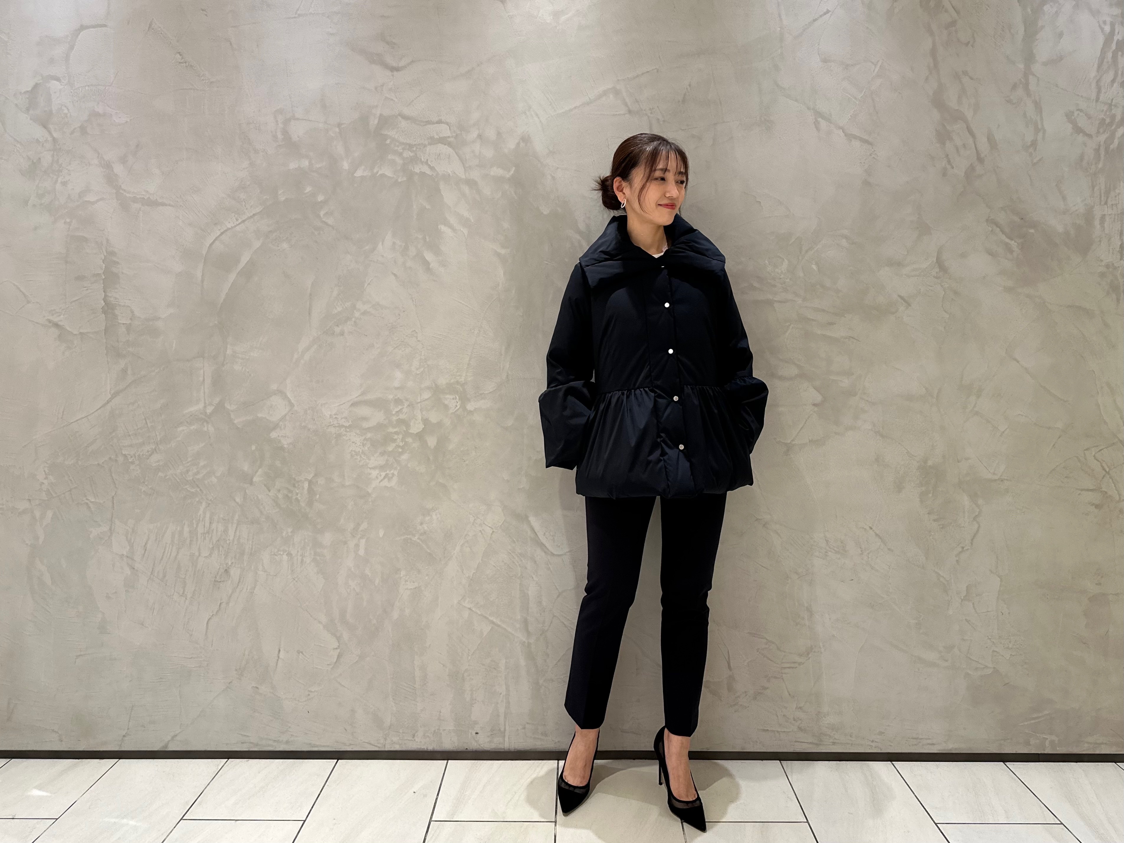 新作ダウンコートは、ショールカラーとペプラムシルエットがベスト