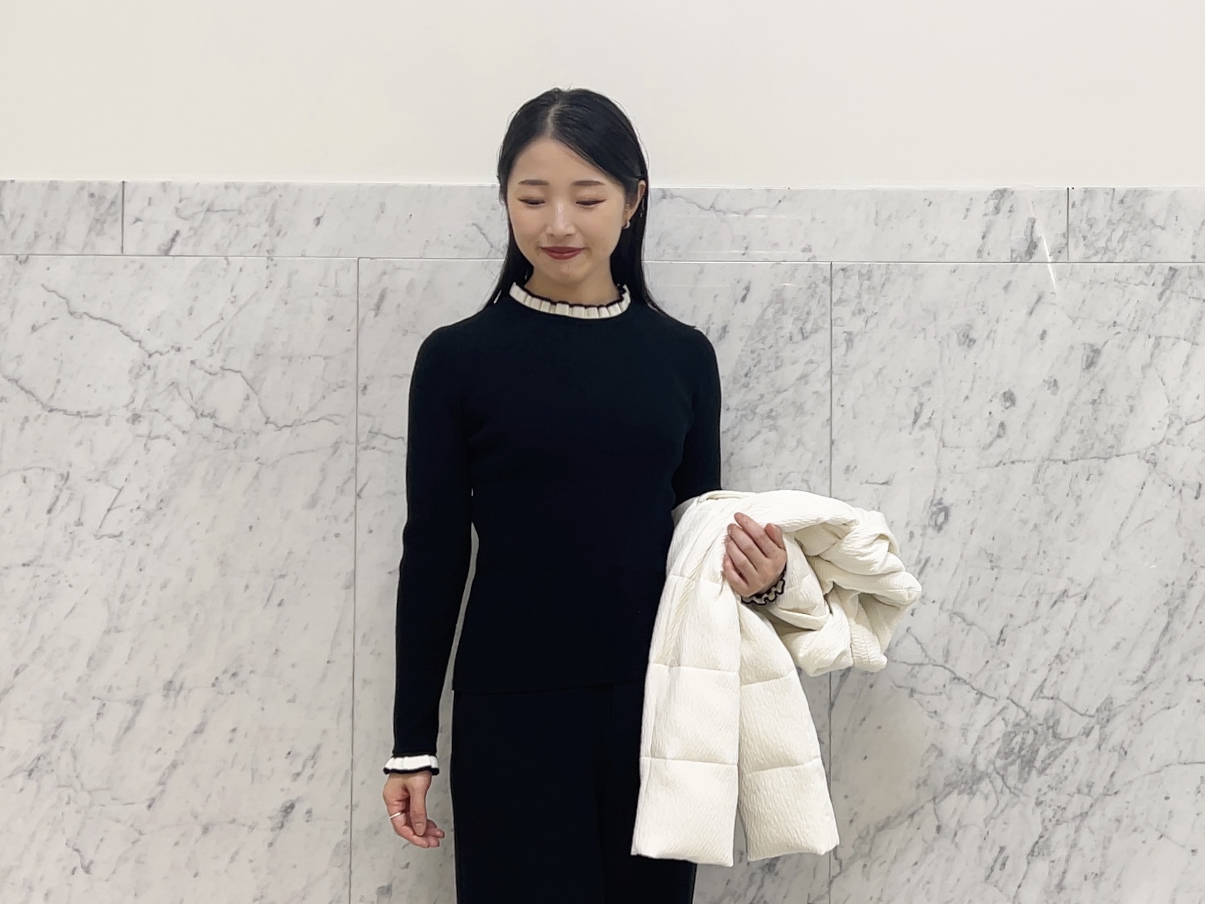 先週の人気アイテム＜バイカラーフリルリブニットプルオーバー＞の