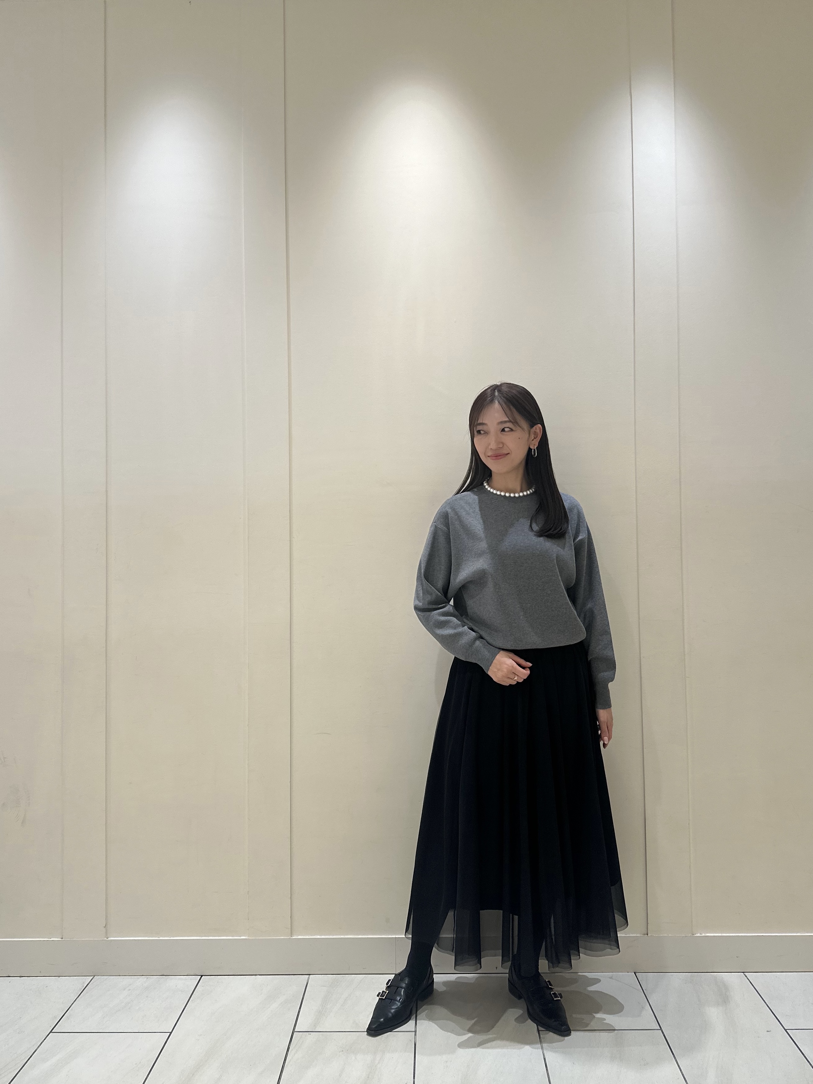 軽やかに華やかな印象が叶う、パールネックニットプルオーバー