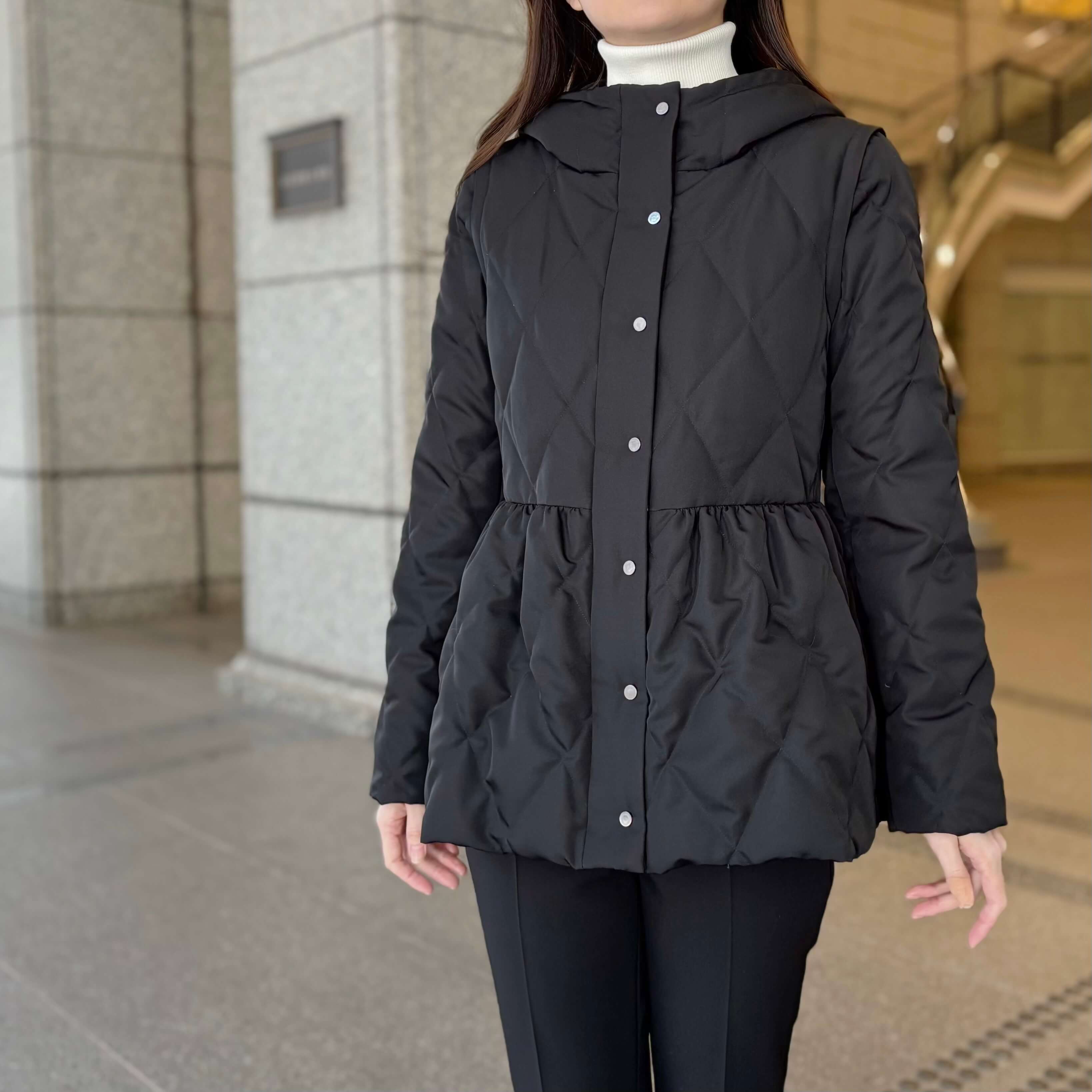 この冬おすすめ！ペプラムシルエットがエレガントなショートダウン