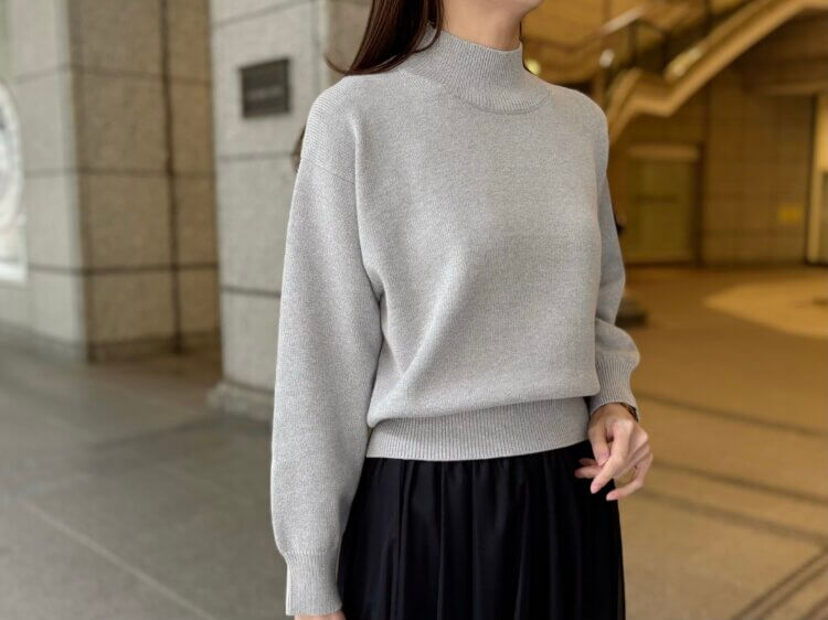 SALE】洗練されたシンプルさ、ハイネックニットプルオーバーが50％OFF